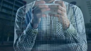 Şehir manzarası üzerinde akıllı telefon kullanan bir adamın animasyonu. küresel iş, iletişim ve finans kavramı dijital olarak oluşturulmuş video.