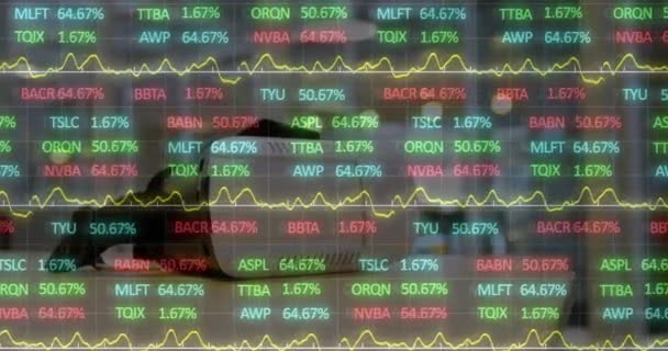 Kulaklık Üzerinden Finansal Veri Işleme Animasyonu Küresel Bağlantılar Dijital Arayüz — Stok video