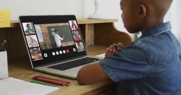 Schoolboy Usando Laptop Para Aula Line Casa Com Professor Diversificado — Vídeo de Stock