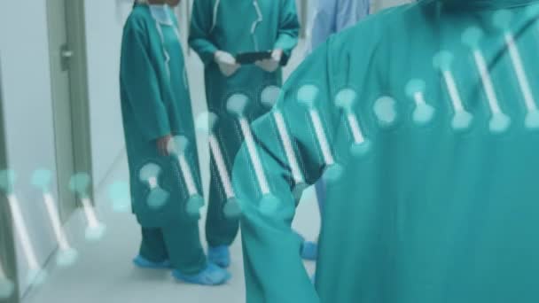 戴着口罩的Dna线绕着外科医生旋转的动画 全球联盟19大流行病概念数码视频 — 图库视频影像