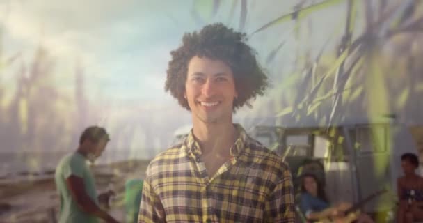 Animación Hombre Raza Mixta Sonriente Con Amigos Playa Sobre Hierba — Vídeos de Stock