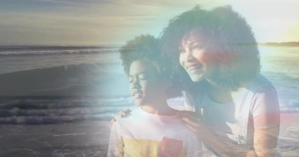 Animazione Felice Madre Figlio Afroamericano Spiaggia Una Giornata Sole Sorridente — Video Stock