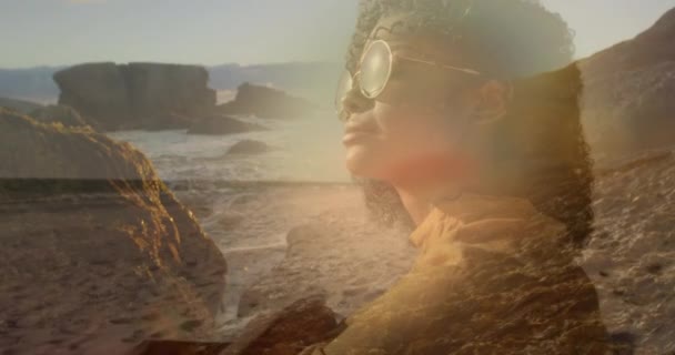 Animación Mujer Afroamericana Gafas Sol Sobre Paisaje Soleado Felices Fiestas — Vídeo de stock