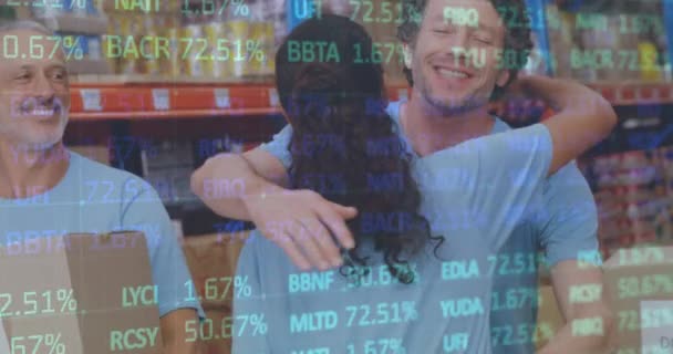 倉庫で抱きつく多様な男性と女性のボランティアに対する株式市場データ処理 輸送事業のコンセプト — ストック動画