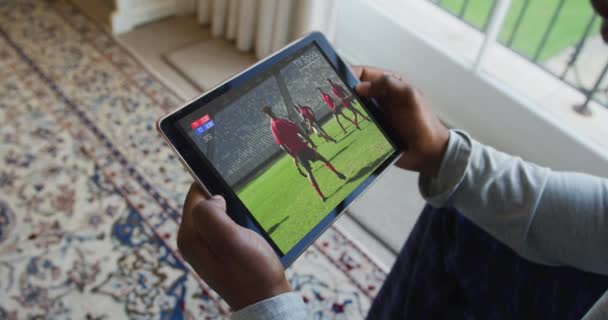 Adamın Evde Oturup Ragbi Maçı Izlediği Tablet Spor Rekabet Eğlence — Stok video