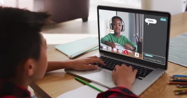 Školák Používající Notebook Pro Online Lekci Doma Chlapeckým Mluvením Webovým — Stock video