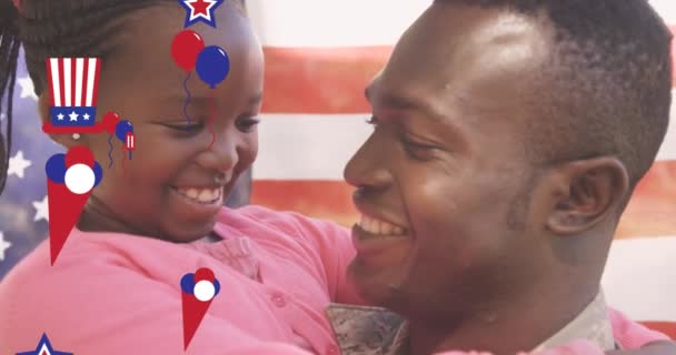 Gülümseyen Baba Kız Amerikan Bayrağı Üzerine Kırmızı Beyaz Mavi Madalyaların — Stok video