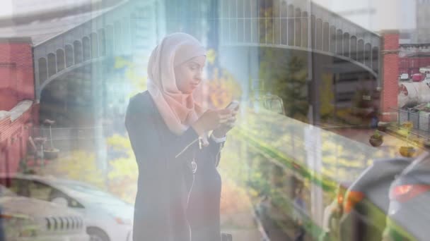Animation Femme Asiatique Hijab Utilisant Smartwatch Sur Paysage Urbain Dehors — Video
