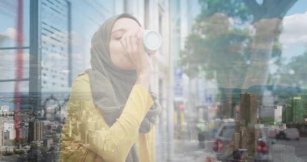 Animation Femme Asiatique Hijab Buvant Café Sur Paysage Dehors Environ — Video
