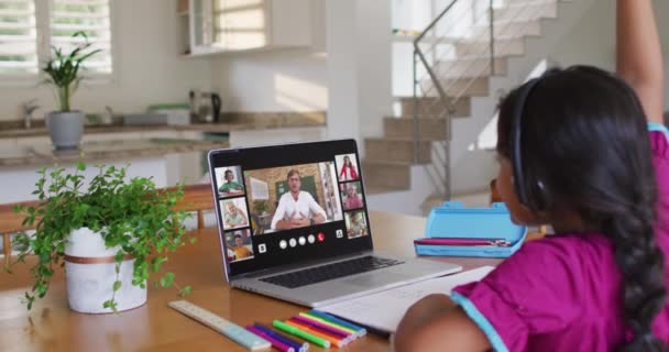 Colegiala Utilizando Ordenador Portátil Para Lección Línea Casa Con Diversos — Vídeos de Stock