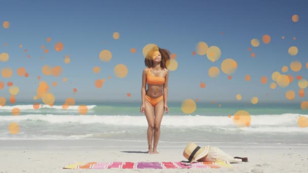 黄色の斑点の上にビーチで喜びのためにジャンプするアフリカ系アメリカ人女性のアニメーション 幸せな休日と自由な時間デジタルで生成されたビデオは — ストック動画