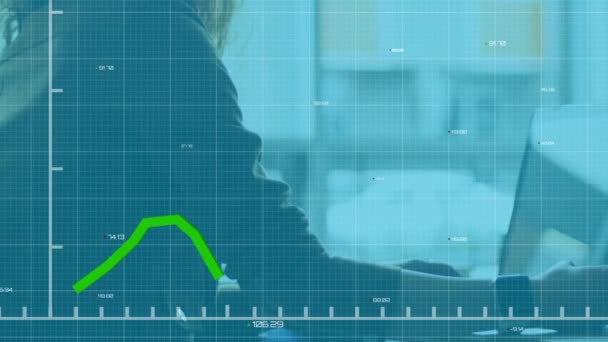 Animering Finansiella Data Behandling Över Affärskvinna Som Arbetar Ämbetet Global — Stockvideo