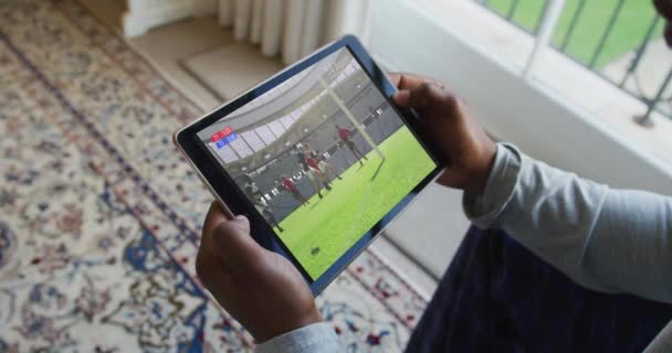 Evde Oturup Ragbi Maçı Izleyen Bir Adamın Tablet Üzerinde Resmi — Stok video