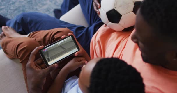 Compuesto Padre Hijo Casa Viendo Atletismo Evento Salto Largo Teléfono — Vídeo de stock