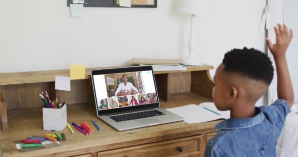 학생들은 컴퓨터를 사용하여 집에서 온라인 강의를 선생님들 강의를 화면에 봅니다 — 비디오