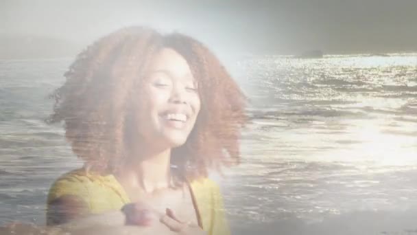 海を反映してビーチで幸せなアフリカ系アメリカ人女性のアニメーション 幸せな休日と自由な時間デジタルで生成されたビデオは — ストック動画