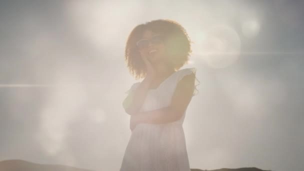 一个快乐的非洲裔美国女人在沙滩上的亮点上的动画 大自然 快乐的假期和夏天 数码制作的视频 — 图库视频影像