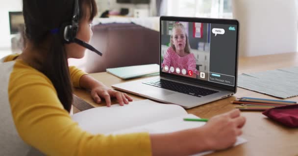 Schoolmeisje Met Behulp Van Laptop Voor Online Les Thuis Met — Stockvideo