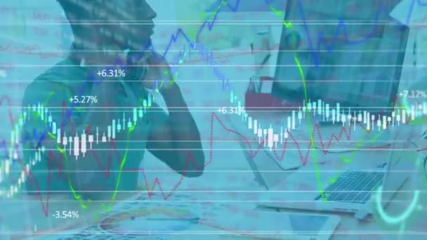 Animación Del Procesamiento Datos Financieros Sobre Hombre Negocios Utilizando Ordenador — Vídeos de Stock