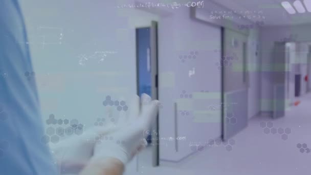 医生戴上外科手套在数学方程上动画 全球联盟19大流行病概念数码视频 — 图库视频影像