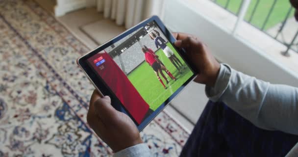 Evde Oturup Ragbi Maçı Izleyen Bir Adamın Tablet Üzerinde Resmi — Stok video