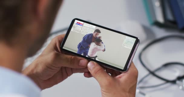 Kompositt Mannlig Lege Som Ser Judo Matche Smarttelefon Sport Konkurranse – stockvideo