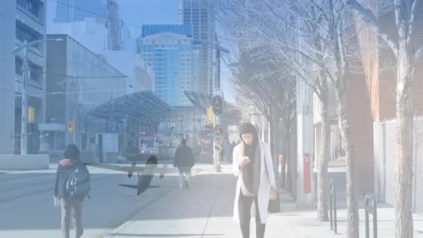 Animation Femme Asiatique Hijab Marchant Avec Smartphone Sur Paysage Urbain — Video