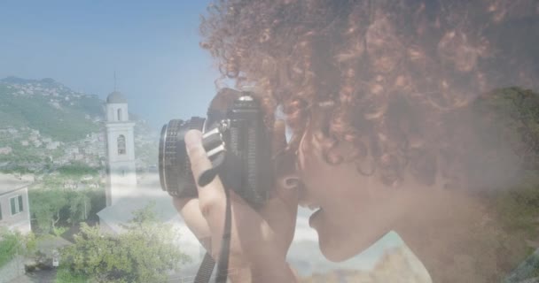 Animație Unei Femei Africane Americane Folosind Camera Foto Peste Peisaj — Videoclip de stoc