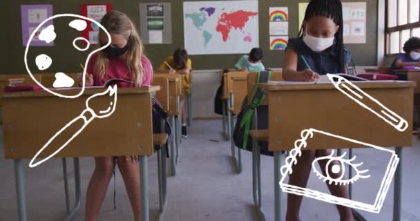 Ikony Koncepcji Szkoły Przeciwko Dwóm Zróżnicowanym Dziewczynom Noszącym Maskę Twarzy — Wideo stockowe