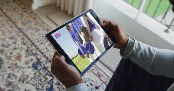 Composite Homme Assis Maison Regardant Match Baseball Sur Tablette Sport — Video