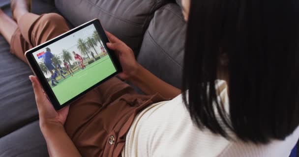 Composto Mulher Sentada Casa Sofá Assistindo Jogo Hóquei Tablet Esportes — Vídeo de Stock