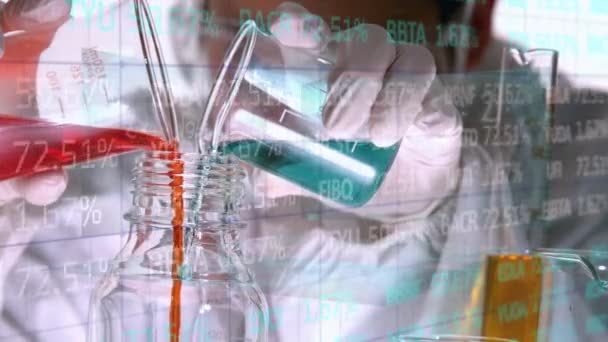 Bilim Adamının Şişeye Sıvı Doldurması Üzerine Veri Işleme Animasyonu Bilim — Stok video