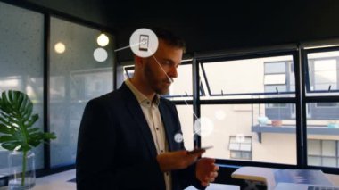 Ofiste akıllı telefondan konuşan beyaz iş adamlarına karşı dijital ikonlar ağı. küresel ağ ve iş teknolojisi kavramı