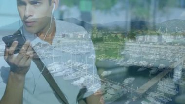 Akıllı telefon kullanarak yat limanının iş adamının üstünde oluşu. küresel iş, bağlantılar, teknoloji ve dijital arayüz kavramı dijital olarak oluşturulmuş video.