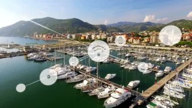 Liman üzerindeki simgelerle bağlantı ağının canlandırılması. küresel gönderim, dağıtım, iş, veri işleme ve teknoloji konsepti dijital olarak oluşturulmuş video.