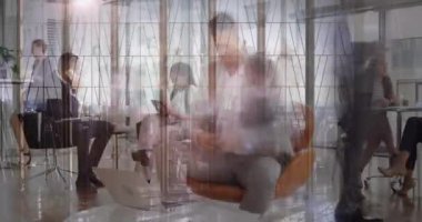 Toplantıda iş adamlarının üzerinden hızlı yürüyen yayaların animasyonu. küresel iş, iletişim ve finans kavramı dijital olarak oluşturulmuş video.