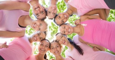 Dışarda, güneşte, aşağıdan gülümseyen çeşitli kadın gruplarının portresi. Göğüs kanseri pozitif farkındalık kampanyası konsepti dijital olarak üretildi.