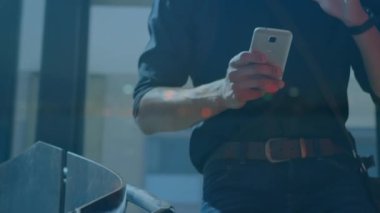 Şehir manzarası üzerinde akıllı telefon kullanan bir adamın animasyonu. küresel iş, iletişim ve finans kavramı dijital olarak oluşturulmuş video.