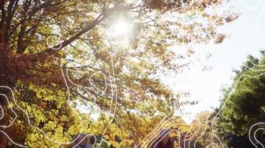 Sonbahar parkında kızıyla mutlu bir aile üzerinde beyaz çizgilerin canlandırılması. Aile hayatı, sonbahar ve mutluluk konsepti dijital olarak oluşturulmuş video.