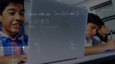 İlkokulda sınıfta dizüstü bilgisayar kullanan bir çocuğa karşı yüzen matematiksel denklemler. Okula ve eğitim konseptine dönüş