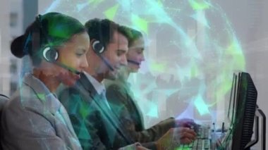 Telefon kulaklığı kullanan iş adamları üzerinden bağlantı ağının ve dünyanın animasyonu. küresel iş, bağlantılar, dijital arayüz ve teknoloji konsepti dijital olarak oluşturulmuş video.