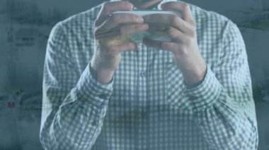 Şehir manzarası üzerinde akıllı telefon kullanan bir adamın animasyonu. küresel iş, iletişim ve finans kavramı dijital olarak oluşturulmuş video.