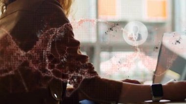 Dürbün tarama ve DNA animasyonu, iş kadını hakkında veri işleme. küresel iş, finans ve veri işleme kavramı dijital olarak oluşturulmuş video.