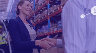 Depoda çalışan kadın ve erkek üzerindeki ikonlarla olan bağlantıların animasyonu. küresel gönderim, dağıtım, iş, veri işleme ve teknoloji konsepti dijital olarak oluşturulmuş video.