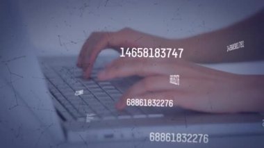Bilgisayarı kullanarak iş kadınının veri işleme ve numaralarının animasyonu. küresel bağlantılar, dijital arayüz ve teknoloji konsepti dijital olarak oluşturulmuş video.