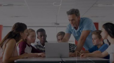 Kafkas erkek öğretmenine karşı yüzen matematiksel denklemler öğrencilere laptop kullanarak öğretiyor. Okula ve eğitim konseptine dönüş