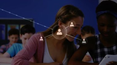 Okul çocukları üzerindeki simgelerle bağlantı ağının animasyonu. küresel eğitim ve öğrenme kavramı dijital olarak oluşturulmuş video.