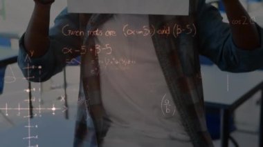 İlkokulda elinde kağıt tutan Afrikalı Amerikalı çocuğa karşı yüzen matematiksel denklemler. Okula ve eğitim konseptine dönüş