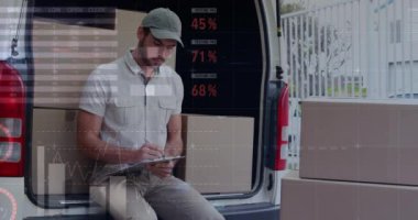 Beyaz teslimatçı hakkında istatistiksel veri işleme panoya yazı yazıp gülümsüyor. lojistik ve ulaşım sektörü kavramı