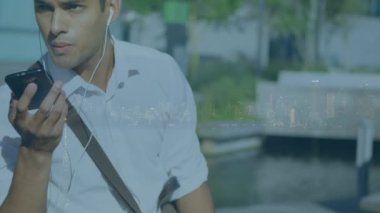 Şehir manzarası üzerinde akıllı telefon kullanan bir adamın animasyonu. küresel iş, iletişim ve finans kavramı dijital olarak oluşturulmuş video.